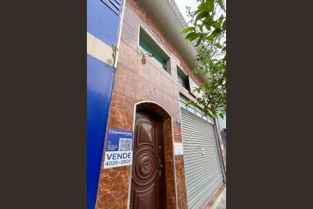Casa à venda com 254m², 2 quartos e 4 vagasFachada + plaquinha