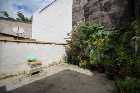 Casa à venda com 100m², 2 quartos e 1 vaga Casa à venda com 100m², 2 quartos e 1 vagaQuintal