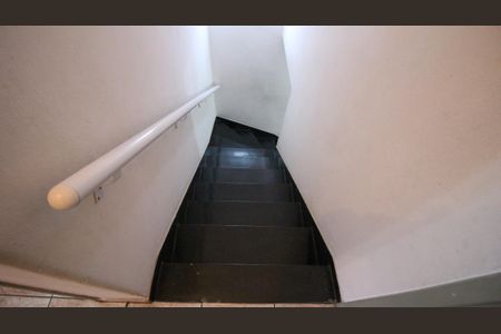 Casa à venda com 100m², 2 quartos e 1 vaga Casa à venda com 100m², 2 quartos e 1 vagaEscada