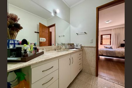 Casa à venda com 220m², 3 quartos e 4 vagasBanheiro Suíte