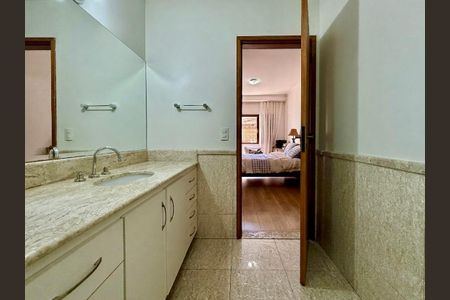 Casa à venda com 220m², 3 quartos e 4 vagasBanheiro Suíte