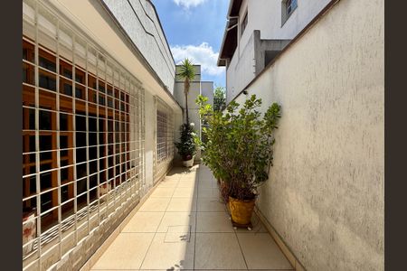 Casa à venda com 220m², 3 quartos e 4 vagasQuintal Lateral 