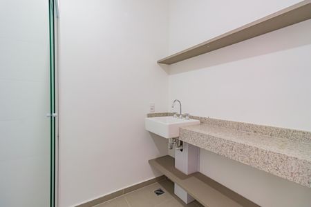 Banheiro de kitnet/studio à venda com 1 quarto, 23m² em Santo Amaro, São Paulo