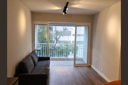 Sala com vista para a varanda e jardim, com sofá e iluminação adequada. de apartamento à venda com 3 quartos, 75m² em Super Quadra Morumbi, São Paulo