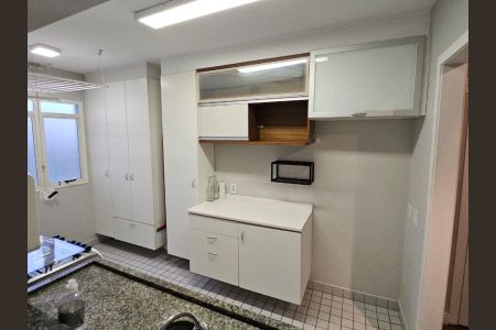 Cozinha com móveis brancos e iluminação adequada. de apartamento à venda com 3 quartos, 75m² em Super Quadra Morumbi, São Paulo