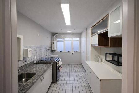 Cozinha com piso de porcelanato, bancadas de granito e fogão a gás. de apartamento à venda com 3 quartos, 75m² em Super Quadra Morumbi, São Paulo