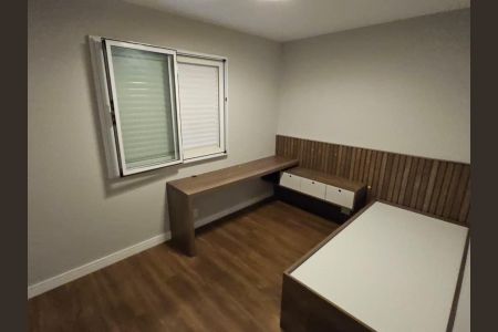 Quarto com cama, mesa e janela com persianas fechadas. de apartamento à venda com 3 quartos, 75m² em Super Quadra Morumbi, São Paulo