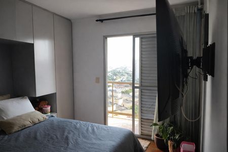 Quarto com cama, TV e vista para a cidade. de apartamento à venda com 3 quartos, 78m² em Vila Alpina, São Paulo