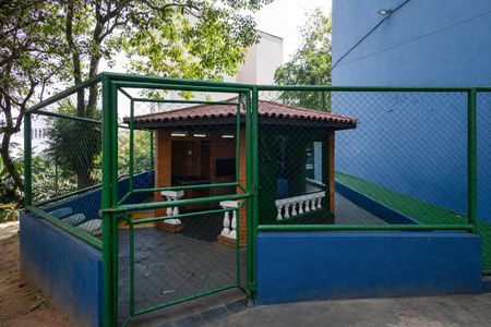 Apartamento à venda com 78m², 3 quartos e 1 vagaVaranda com cobertura de telhado, com uma mesa e cadeiras, e uma TV.