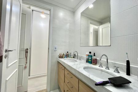 Apartamento à venda com 107m², 4 quartos e 2 vagas Apartamento à venda com 107m², 4 quartos e 2 vagasBanheiro da Suíte 1