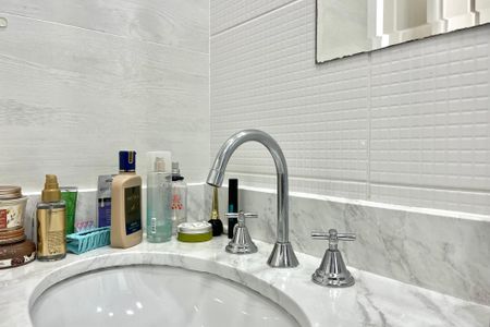 Apartamento à venda com 107m², 4 quartos e 2 vagas Apartamento à venda com 107m², 4 quartos e 2 vagasBanheiro da Suíte 1