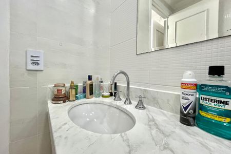 Apartamento à venda com 107m², 4 quartos e 2 vagas Apartamento à venda com 107m², 4 quartos e 2 vagasBanheiro da Suíte 1