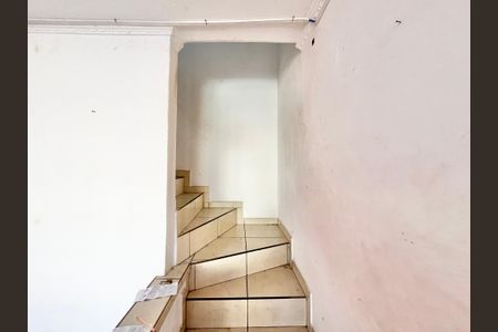 Casa para alugar com 170m², 2 quartos e 1 vaga Casa para alugar com 170m², 2 quartos e 1 vagaEscada