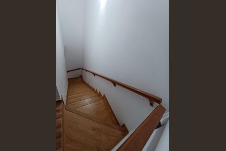 Casa de condomínio para alugar com 78m², 2 quartos e 1 vagaEscada