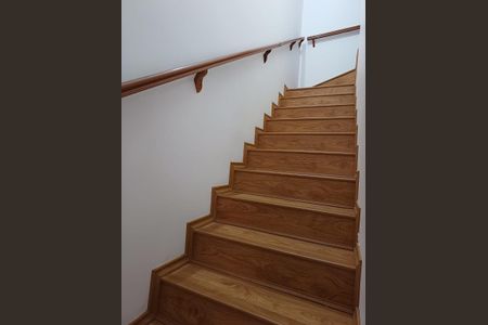 Casa de condomínio para alugar com 78m², 2 quartos e 1 vagaEscada