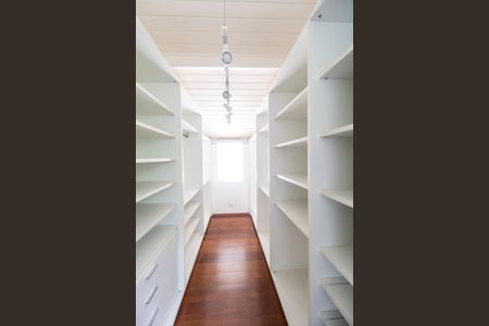 Casa de condomínio à venda com 1880m², 5 quartos e 4 vagas Casa de condomínio à venda com 1880m², 5 quartos e 4 vagasCloset da suíte