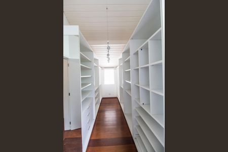 Casa de condomínio à venda com 1880m², 5 quartos e 4 vagas Casa de condomínio à venda com 1880m², 5 quartos e 4 vagasCloset da suíte