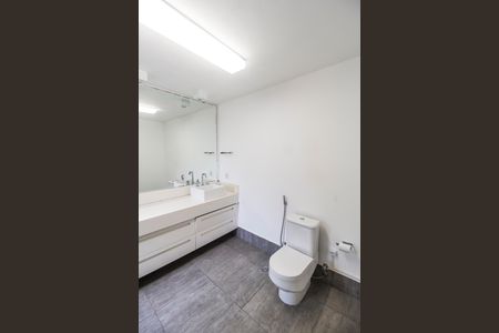 Casa de condomínio à venda com 1880m², 5 quartos e 4 vagas Casa de condomínio à venda com 1880m², 5 quartos e 4 vagasBanheiro da Suíte