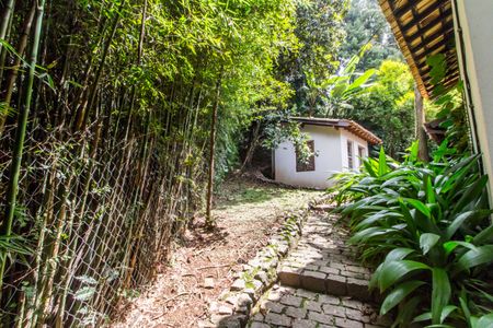 Casa de condomínio à venda com 1880m², 5 quartos e 4 vagas Casa de condomínio à venda com 1880m², 5 quartos e 4 vagasQuintal