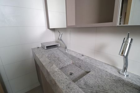 Apartamento para alugar com 225m², 4 quartos e 4 vagasBanheiro do Quarto 4