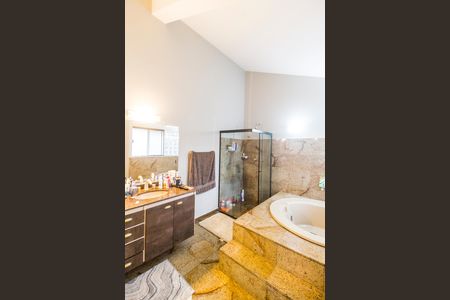 Casa de condomínio à venda com 570m², 3 quartos e 4 vagas Casa de condomínio à venda com 570m², 3 quartos e 4 vagasBanheiro da Suíte