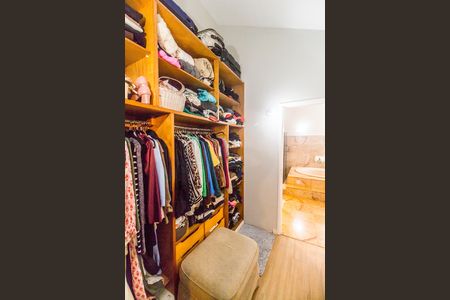 Casa de condomínio à venda com 570m², 3 quartos e 4 vagas Casa de condomínio à venda com 570m², 3 quartos e 4 vagasCloset da suíte