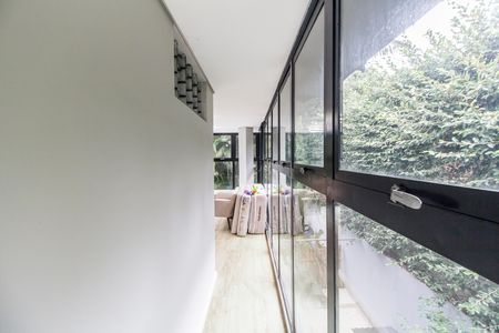 Casa de condomínio à venda com 570m², 3 quartos e 4 vagas Casa de condomínio à venda com 570m², 3 quartos e 4 vagasVaranda