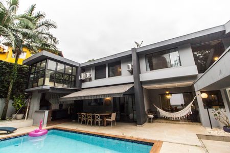 Casa de condomínio à venda com 570m², 3 quartos e 4 vagas Casa de condomínio à venda com 570m², 3 quartos e 4 vagasPiscina