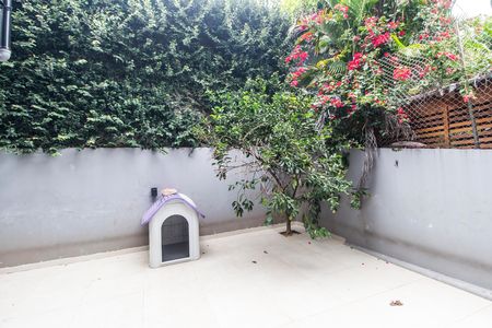 Casa de condomínio à venda com 570m², 3 quartos e 4 vagas Casa de condomínio à venda com 570m², 3 quartos e 4 vagasQuintal