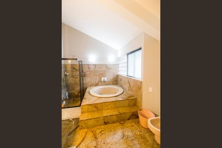 Casa de condomínio à venda com 570m², 3 quartos e 4 vagas Casa de condomínio à venda com 570m², 3 quartos e 4 vagasBanheiro da Suíte