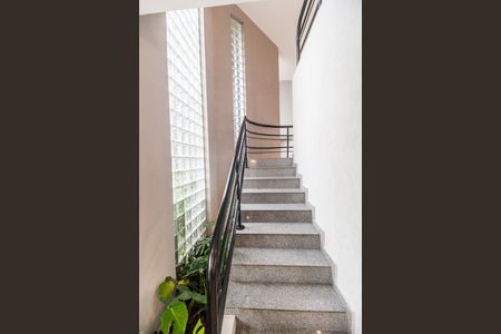 Casa de condomínio à venda com 570m², 3 quartos e 4 vagas Casa de condomínio à venda com 570m², 3 quartos e 4 vagasEscada