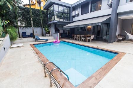 Casa de condomínio à venda com 570m², 3 quartos e 4 vagas Casa de condomínio à venda com 570m², 3 quartos e 4 vagasPiscina
