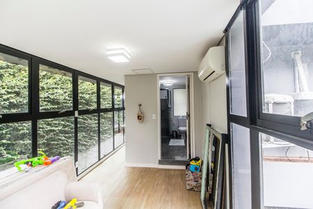 Casa de condomínio à venda com 570m², 3 quartos e 4 vagas Casa de condomínio à venda com 570m², 3 quartos e 4 vagasVaranda