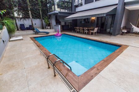 Casa de condomínio à venda com 570m², 3 quartos e 4 vagas Casa de condomínio à venda com 570m², 3 quartos e 4 vagasPiscina