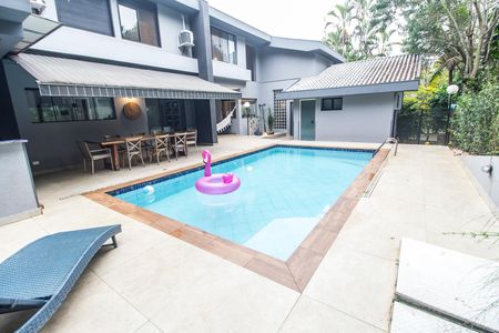 Casa de condomínio à venda com 570m², 3 quartos e 4 vagas Casa de condomínio à venda com 570m², 3 quartos e 4 vagasPiscina
