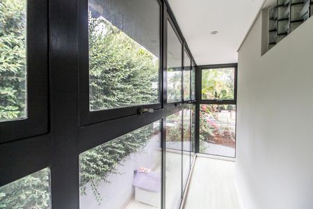 Casa de condomínio à venda com 570m², 3 quartos e 4 vagas Casa de condomínio à venda com 570m², 3 quartos e 4 vagasVaranda