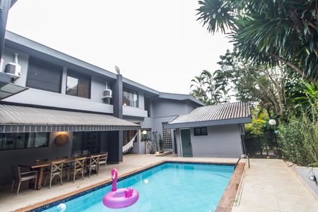 Casa de condomínio à venda com 570m², 3 quartos e 4 vagas Casa de condomínio à venda com 570m², 3 quartos e 4 vagasPiscina