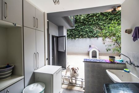 Casa de condomínio à venda com 570m², 3 quartos e 4 vagas Casa de condomínio à venda com 570m², 3 quartos e 4 vagasÁrea de Serviço