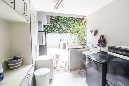 Casa de condomínio à venda com 570m², 3 quartos e 4 vagas Casa de condomínio à venda com 570m², 3 quartos e 4 vagasÁrea de Serviço