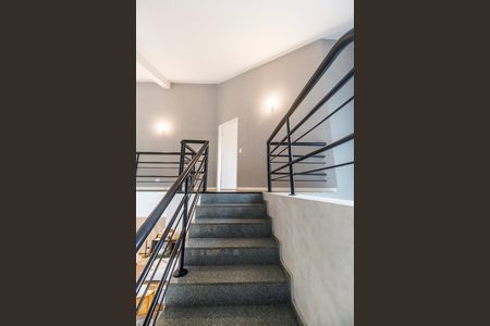 Casa de condomínio à venda com 570m², 3 quartos e 4 vagas Casa de condomínio à venda com 570m², 3 quartos e 4 vagasEscada