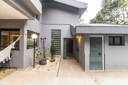Casa de condomínio à venda com 570m², 3 quartos e 4 vagas Casa de condomínio à venda com 570m², 3 quartos e 4 vagasVaranda