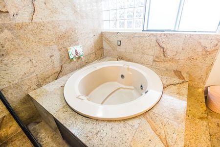 Casa de condomínio à venda com 570m², 3 quartos e 4 vagas Casa de condomínio à venda com 570m², 3 quartos e 4 vagasBanheiro da Suíte