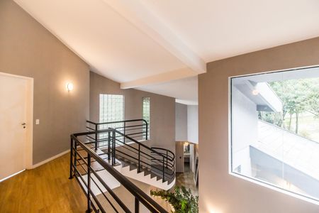 Casa de condomínio à venda com 570m², 3 quartos e 4 vagas Casa de condomínio à venda com 570m², 3 quartos e 4 vagasEscada