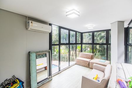 Casa de condomínio à venda com 570m², 3 quartos e 4 vagas Casa de condomínio à venda com 570m², 3 quartos e 4 vagasVaranda