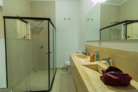 Casa de condomínio para alugar com 298m², 4 quartos e 1 vaga Casa de condomínio para alugar com 298m², 4 quartos e 1 vagaBanheiro da Suite 4