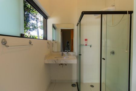 Casa de condomínio para alugar com 298m², 4 quartos e 1 vaga Casa de condomínio para alugar com 298m², 4 quartos e 1 vagaBanheiro da Suite 2