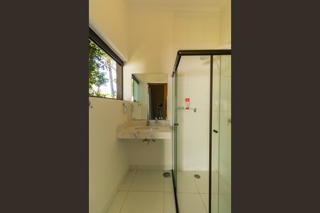 Casa de condomínio para alugar com 298m², 4 quartos e 1 vaga Casa de condomínio para alugar com 298m², 4 quartos e 1 vagaBanheiro da Suite 2