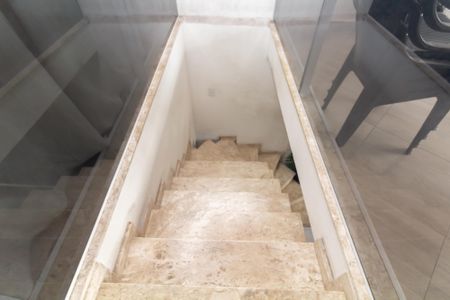 Casa para alugar com 130m², 4 quartos e 3 vagas Casa para alugar com 130m², 4 quartos e 3 vagasEscada