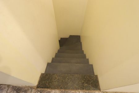 Casa à venda com 250m², 3 quartos e 2 vagasEscada