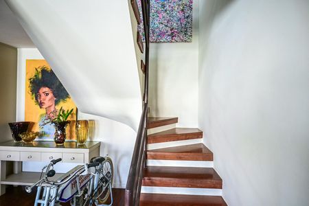 Apartamento para alugar com 232m², 4 quartos e 4 vagasEscada